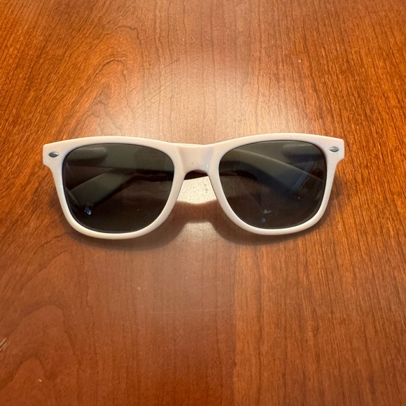 Official Taylor swiftie 1989 World Tour Sunglasses and Case - Picture 2 of 3